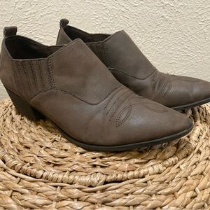 Low top heeled cowboy booties